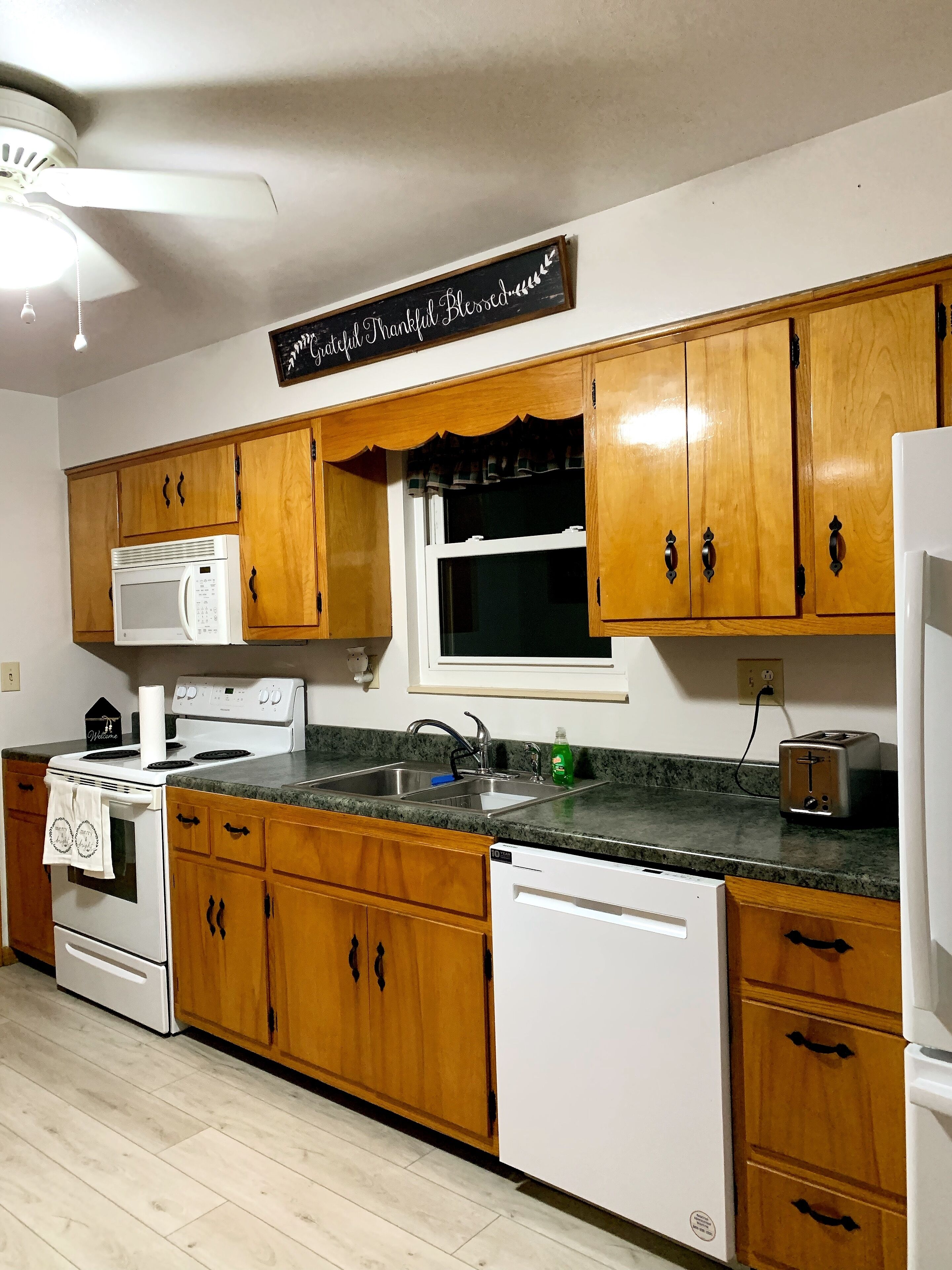 Køleskab, mikrobølgeovn, ovn, kogeplade