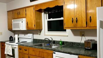 Køleskab, mikrobølgeovn, ovn, kogeplade