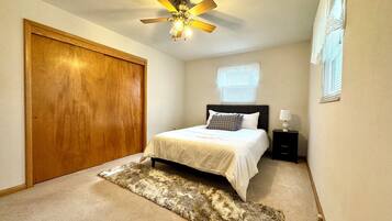 3 makuuhuonetta, työpöytä, silitysrauta/-lauta, Wi-Fi