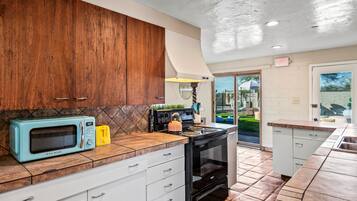 Frigorífic, microones, forn i placa de cuina