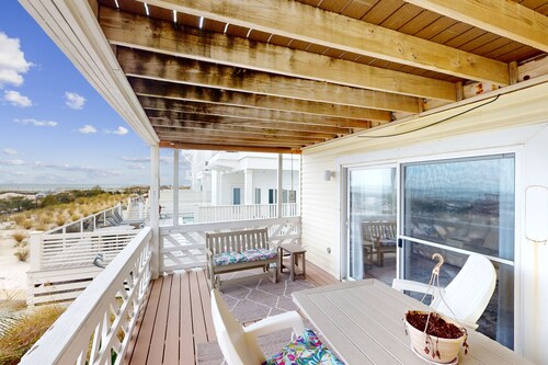 Dog-friendly beachfront townhouse with balcony, 2 bikes, W/D