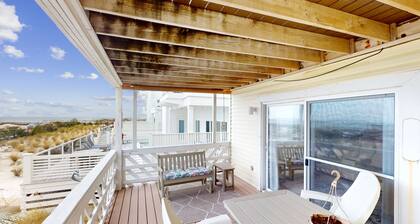 Dog-friendly beachfront townhouse with balcony, 2 bikes, W/D