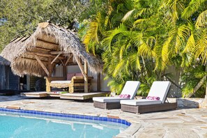 حمّام سباحة خارجي، حمّام سباحة مُدفَّأ