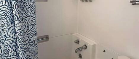 Hiustenkuivaaja, pyyhkeet, saippua, sampoo