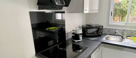 Réfrigérateur, micro-ondes, four, plaque de cuisson