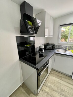 冷蔵庫、電子レンジ、オーブン、コンロ