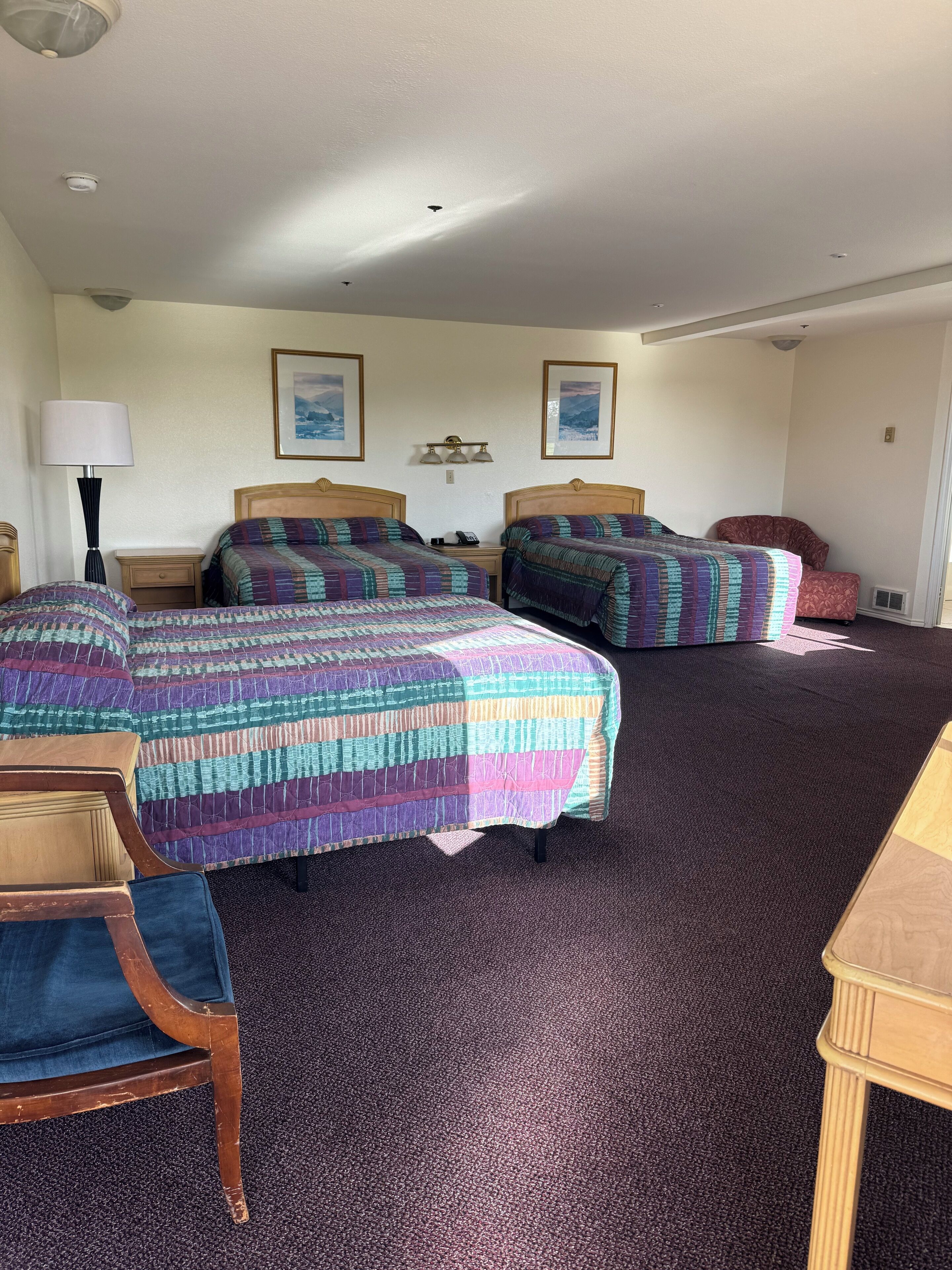 Standard-Dreibettzimmer, Mehrere Betten | Schreibtisch, Bügeleisen/Bügelbrett, kostenloses WLAN, Bettwäsche