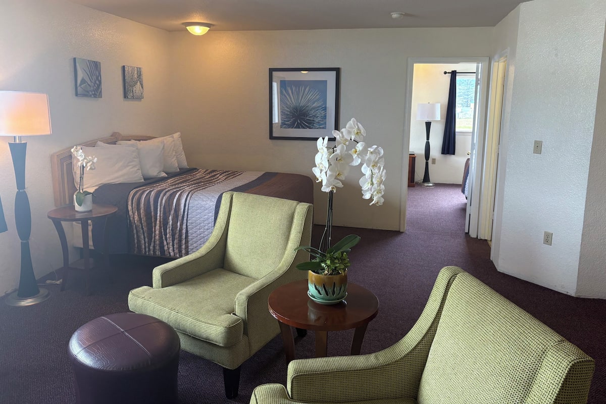 Standard Triple Room, Multiple Beds | Desk, iron/ironing board (on request), WiFi (free), bed sheets