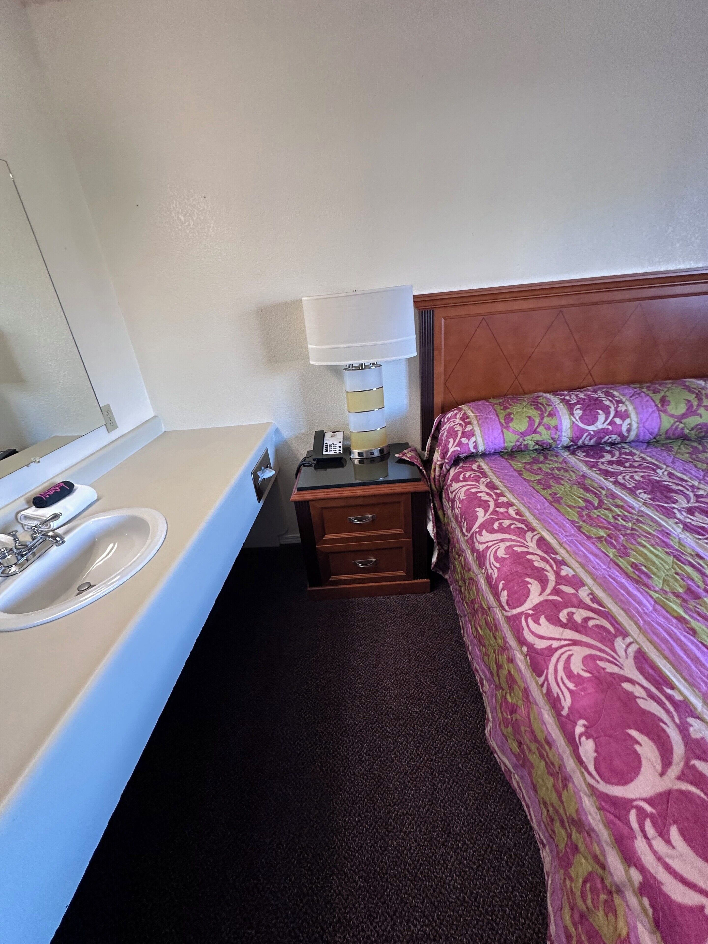 Habitació (ADA ROOM ANNEX 157) | Escriptori, planxa i posts de planxar, wifi gratuïta i roba de llit 