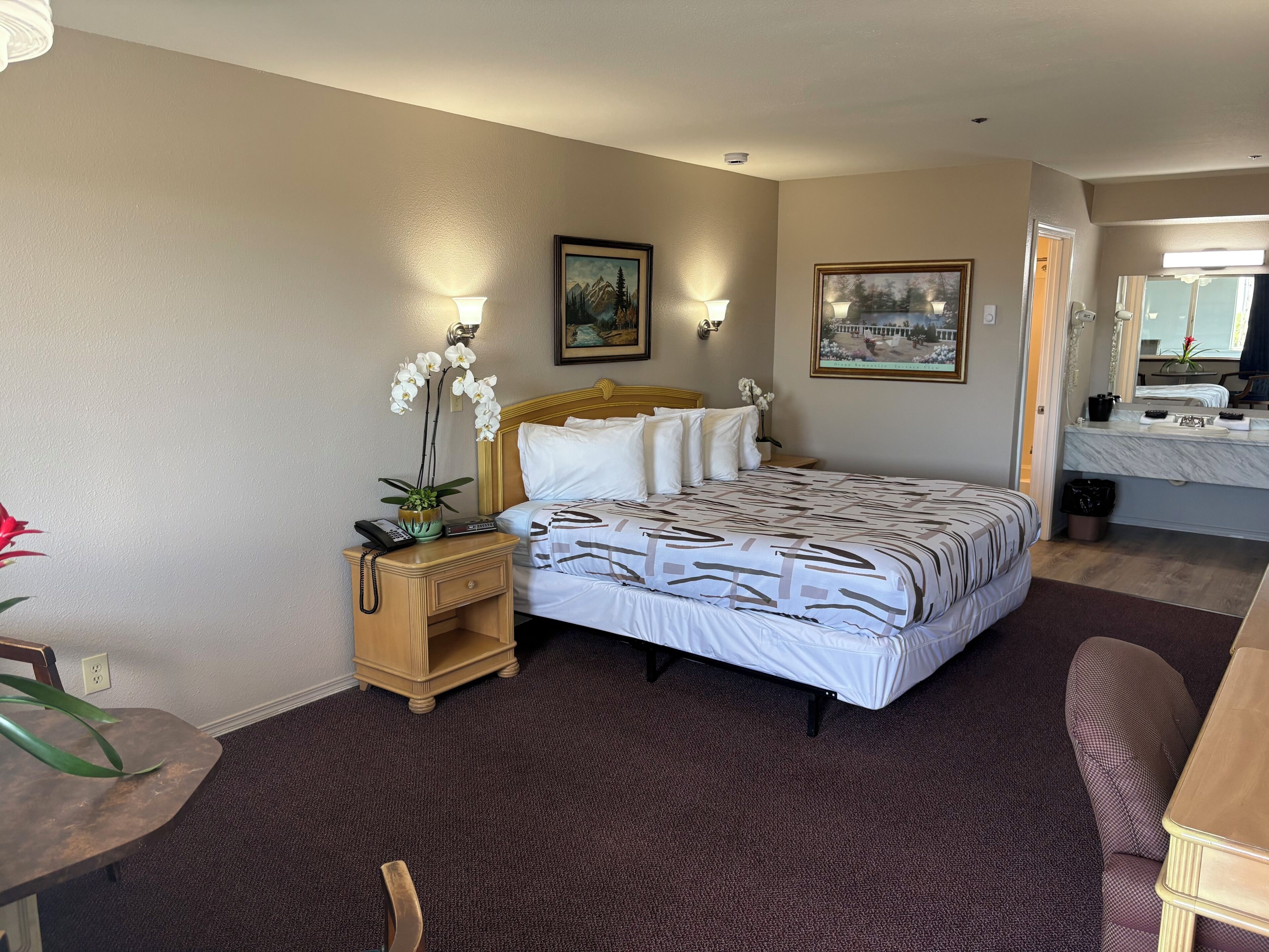 Standard Single Room, 1 King Bed | Desk, iron/ironing board (on request), WiFi (free), bed sheets