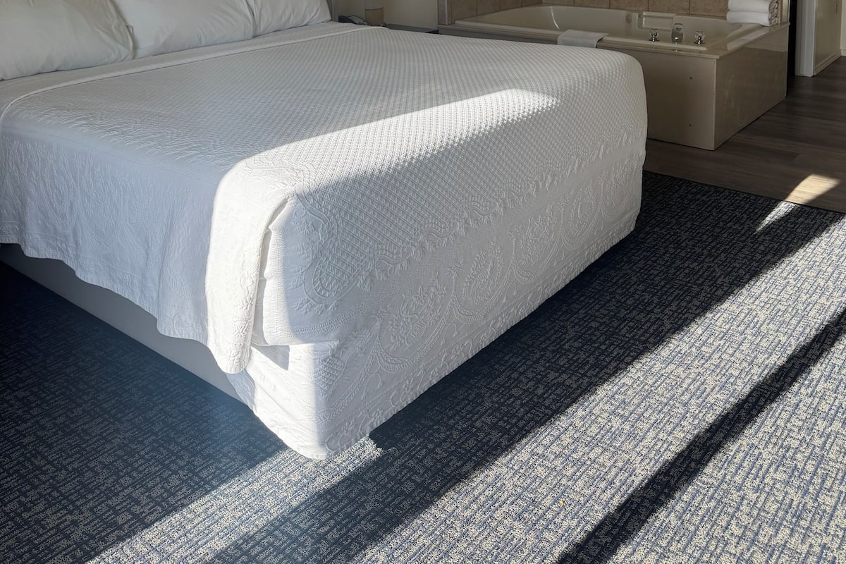 Premium-Einzelzimmer, 1 King-Bett, Whirlpool | Schreibtisch, Bügeleisen/Bügelbrett, kostenloses WLAN, Bettwäsche