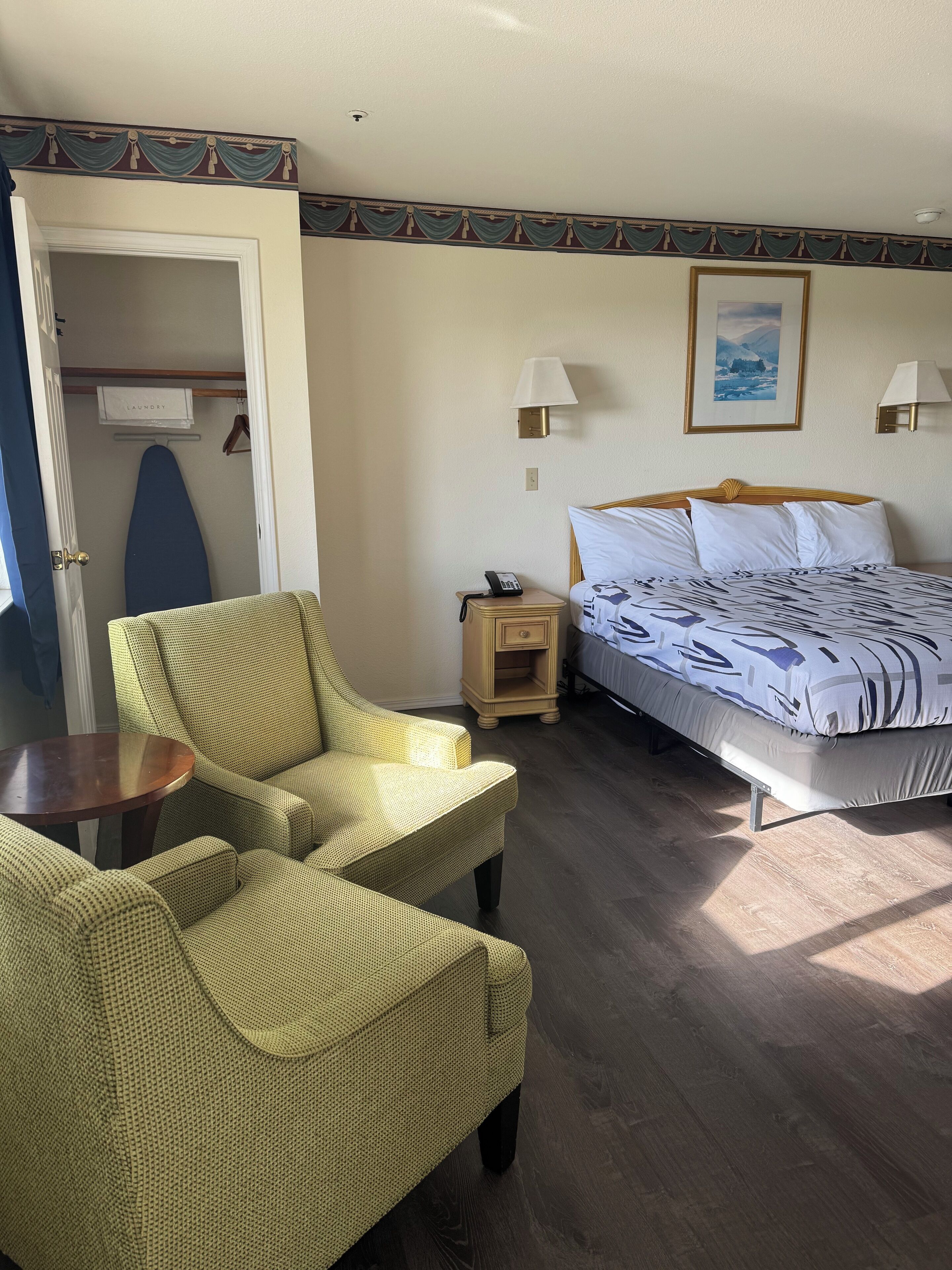 Deluxe-Einzelzimmer, 1 King-Bett, Whirlpool | Schreibtisch, Bügeleisen/Bügelbrett, kostenloses WLAN, Bettwäsche