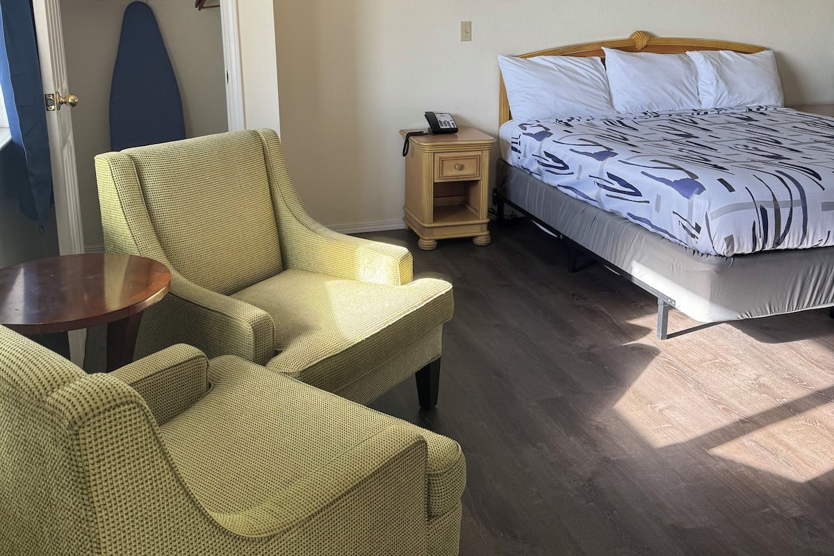 Deluxe-Einzelzimmer, 1 King-Bett, Whirlpool | Schreibtisch, Bügeleisen/Bügelbrett, kostenloses WLAN, Bettwäsche