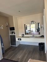 Habitación estándar doble, 2 camas de matrimonio | Escritorio, tabla de planchar con plancha, wifi gratis y ropa de cama