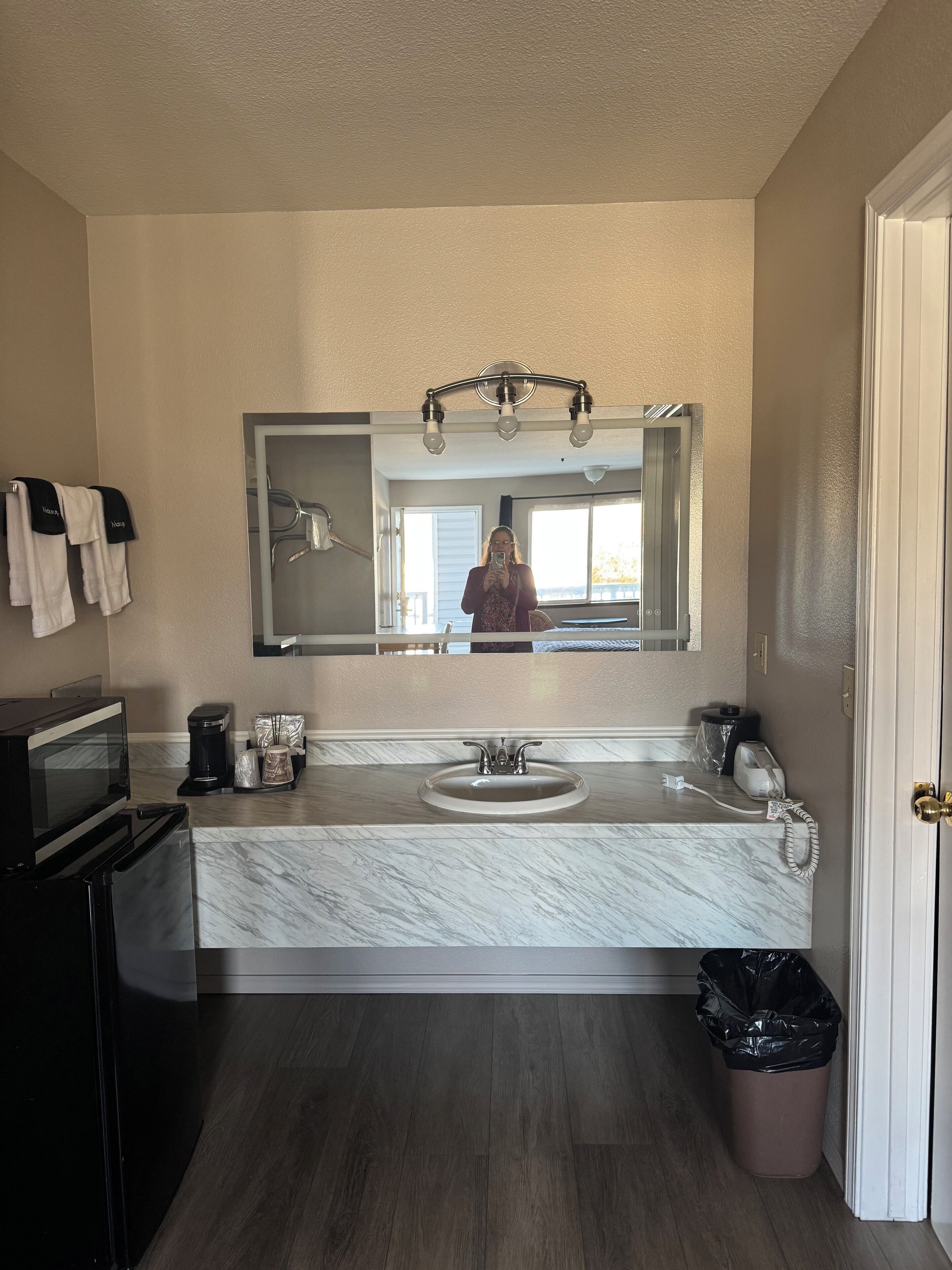 Standard Single Room, 1 King Bed | Desk, iron/ironing board, free WiFi, bed sheets