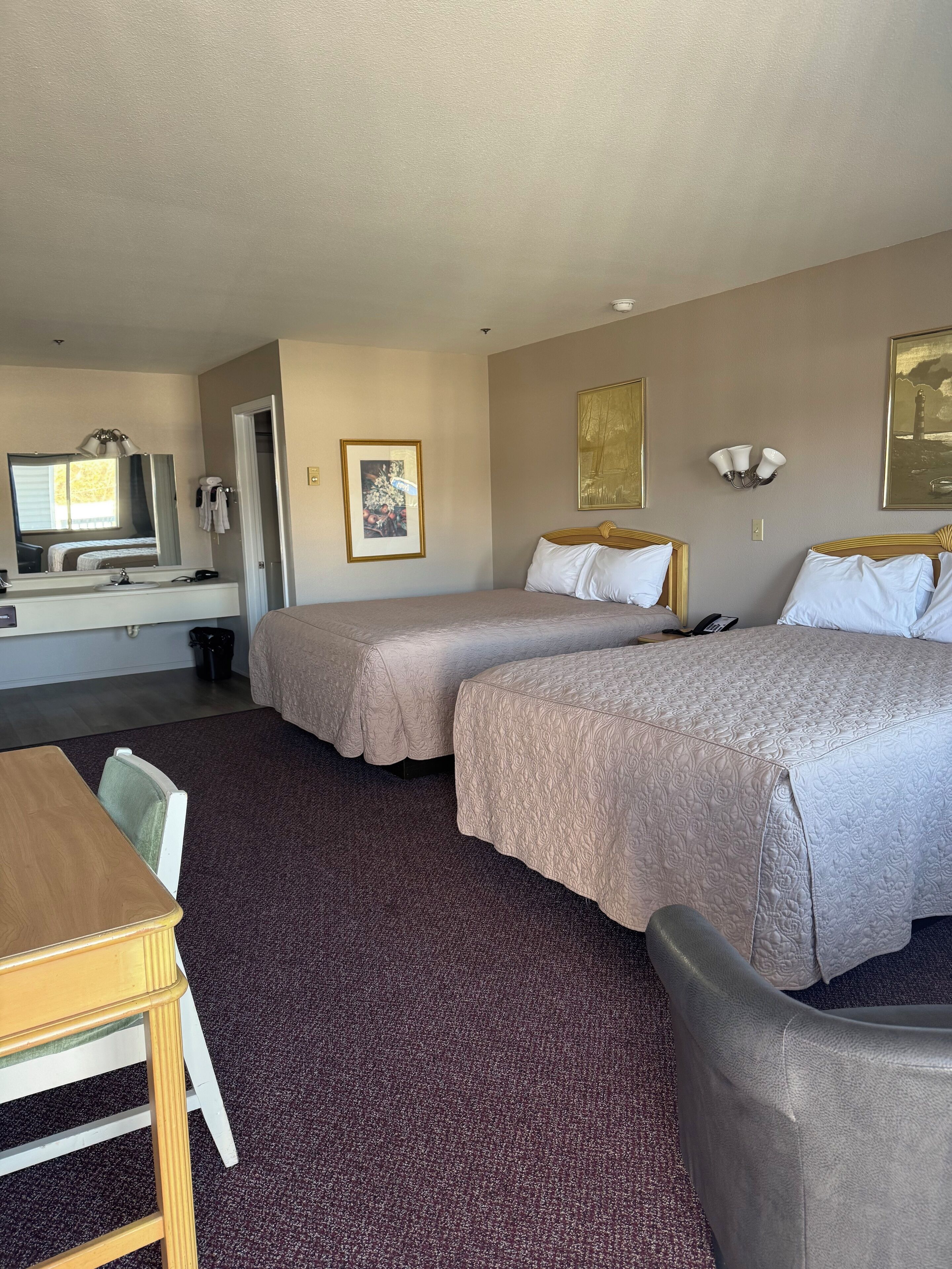 Standard-Doppelzimmer, 2 Queen-Betten | Schreibtisch, Bügeleisen/Bügelbrett, kostenloses WLAN, Bettwäsche