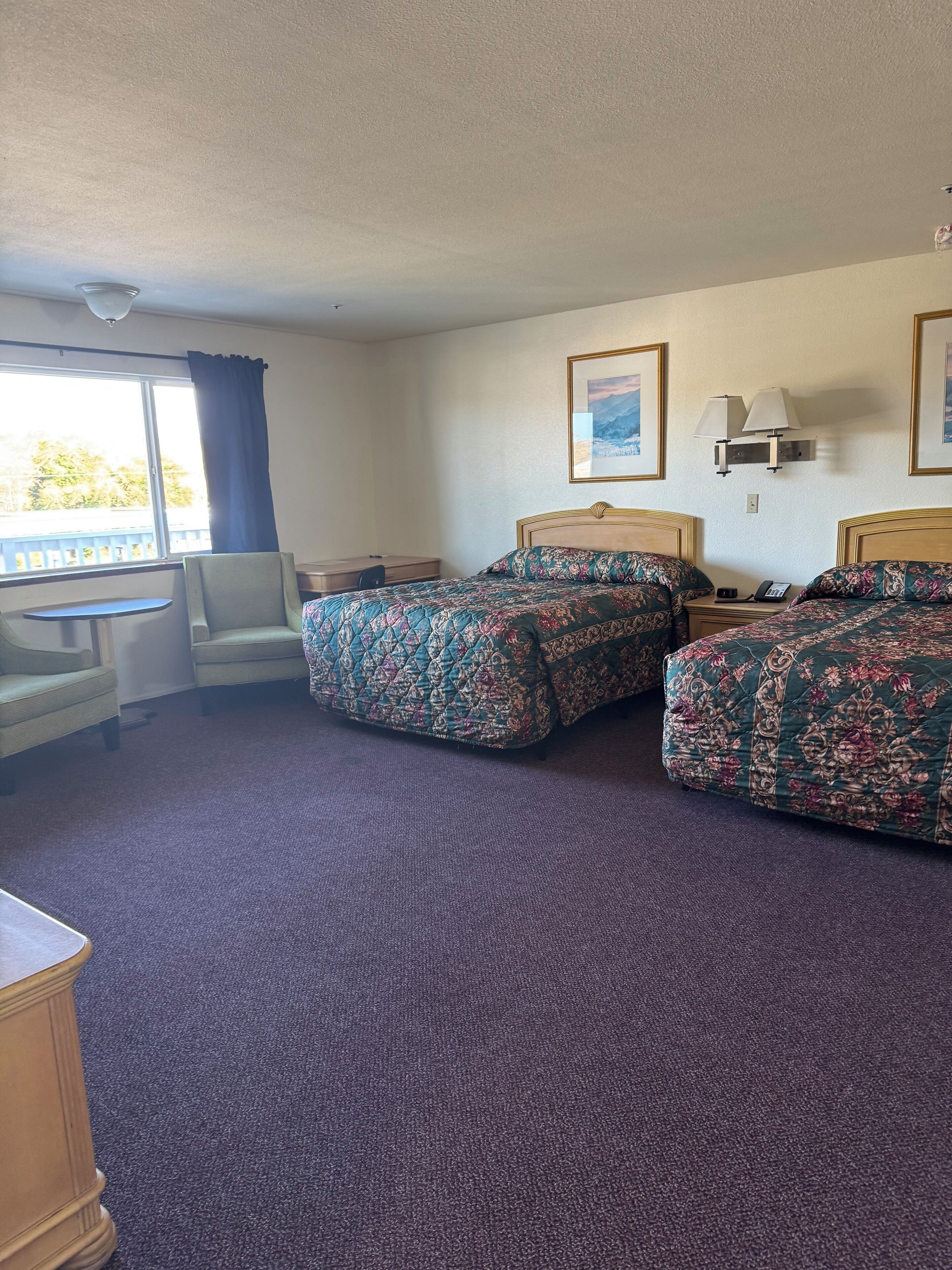 Deluxe-Doppelzimmer, 2 Queen-Betten, Whirlpool | Schreibtisch, Bügeleisen/Bügelbrett, kostenloses WLAN, Bettwäsche