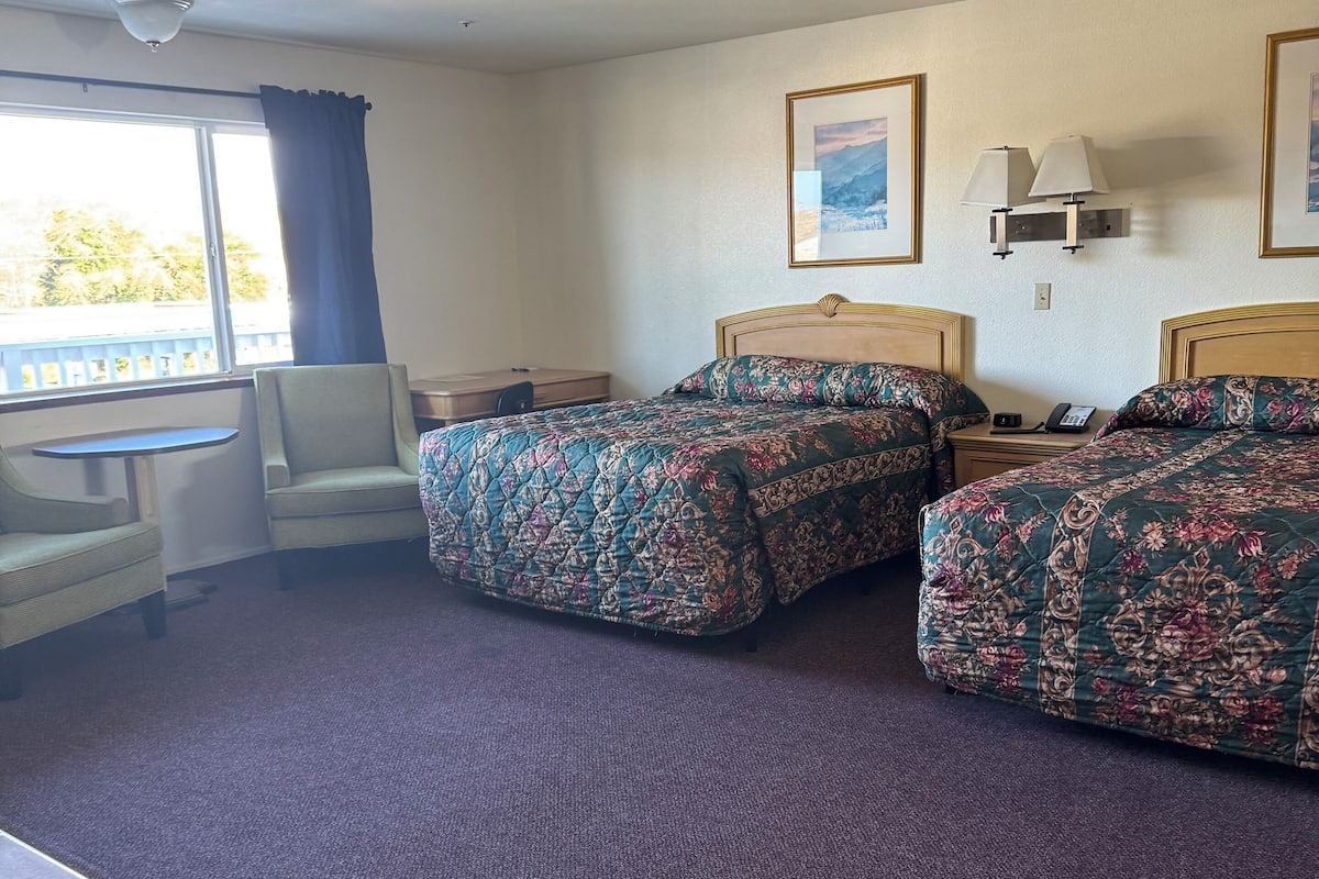 Deluxe-Doppelzimmer, 2 Queen-Betten, Whirlpool | Schreibtisch, Bügeleisen/Bügelbrett, kostenloses WLAN, Bettwäsche