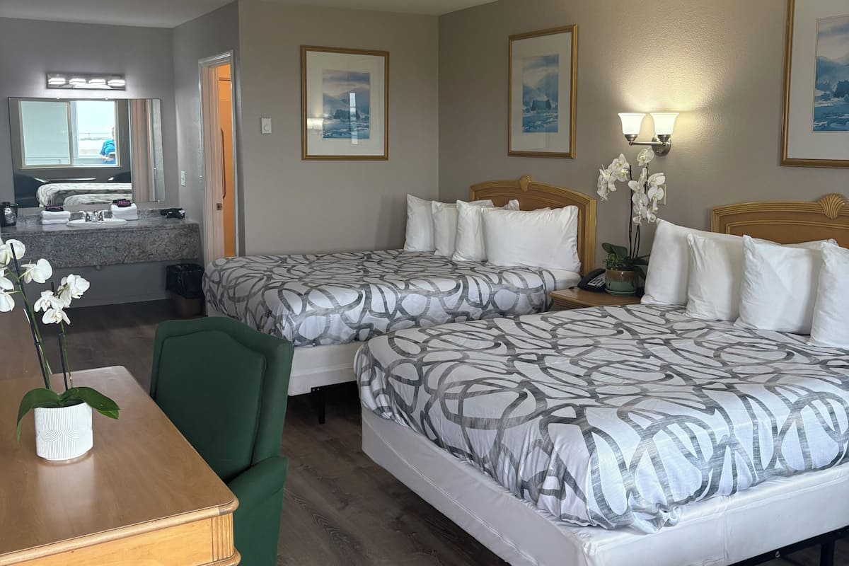 PET-FRIENDLY MAIN 201 | Desk, iron/ironing board (on request), WiFi (free), bed sheets