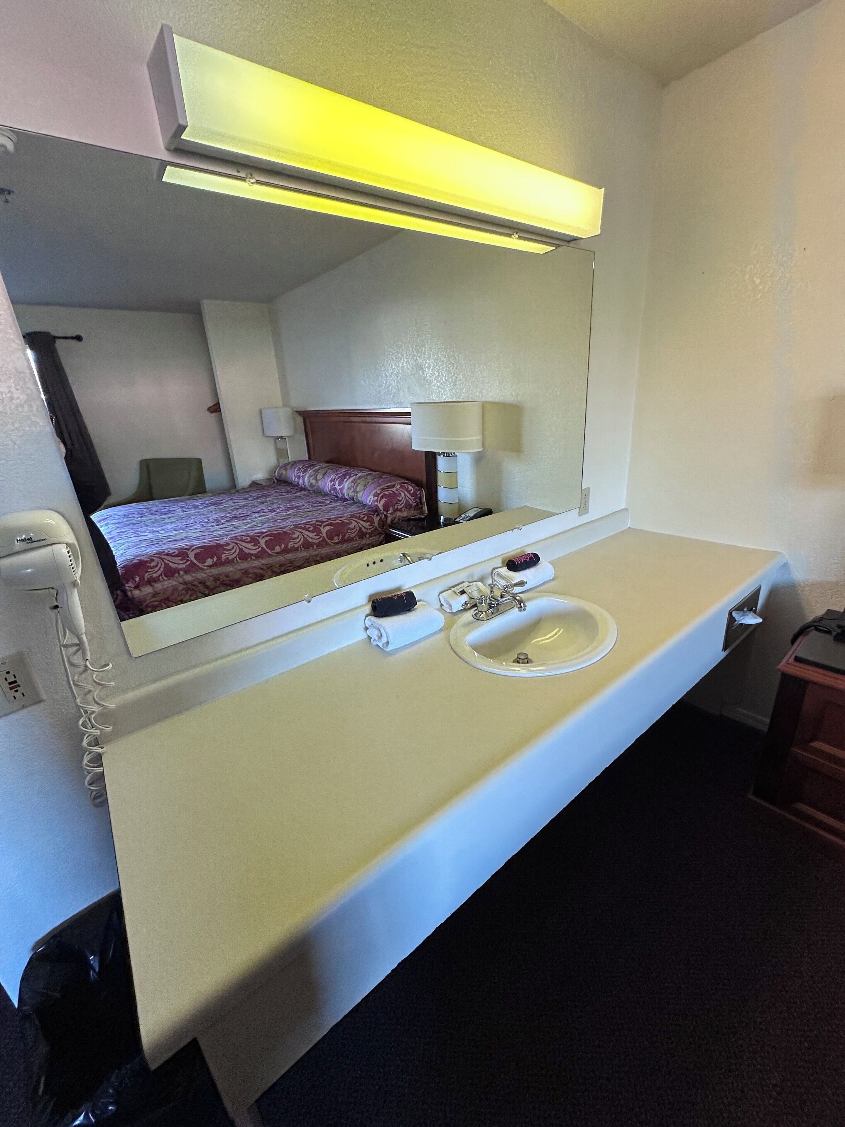 Escriptori, planxa i posts de planxar, wifi gratuïta i roba de llit 