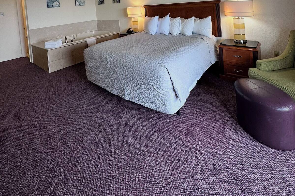Premium Single Room, 1 Katil Raja (King), Jetted Tub | Meja, seterika/papan seterika, Wi-fi percuma, cadar katil 
