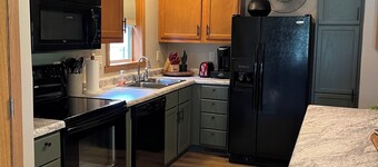 Waterfront cabin with amazing views- Short drive to Dubuque,IA