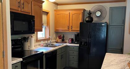 Waterfront cabin with amazing views- Short drive to Dubuque,IA