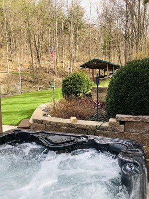 Bañera de hidromasaje al aire libre