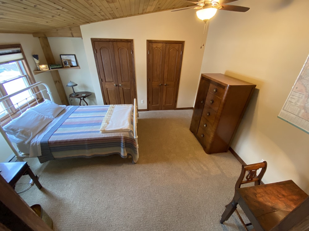 Waterfront condo amazing sunsets. Atop Shoreline Restaurant by motel