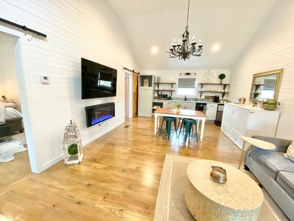 Living area - The Ranch@Fredericksburg - Magnolia Cottage - 1BD/1BA (Fredericksburg)