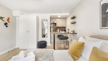 1 slaapkamer, een strijkplank/strijkijzer, reisbedje, gratis wifi