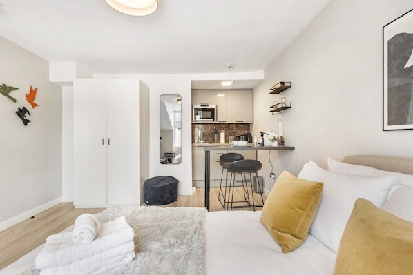 1 habitación, tabla de planchar con plancha y cuna de viaje