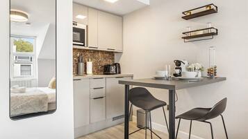 Frigorífico, microondas, cafetera o tetera y hervidor eléctrico