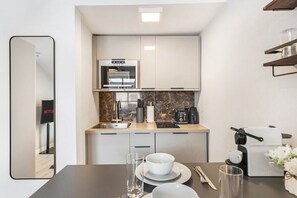 Refrigerador, microondas, cafetera/tetera, tetera/pava eléctrica