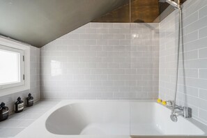 Séchoir à cheveux, serviettes fournies, savon, shampooing