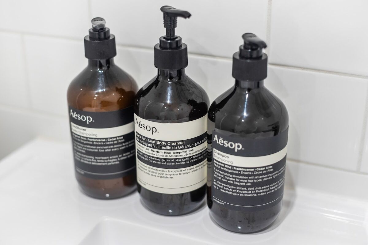 Secadora de cabello, toallas, jabón, shampoo 