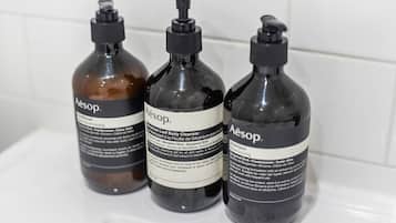 Secador de pelo, toallas, jabón y champú