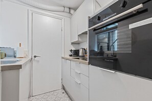 Fridge, oven, coffee/tea maker, electric kettle