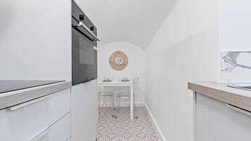 Fridge, oven, coffee/tea maker, electric kettle
