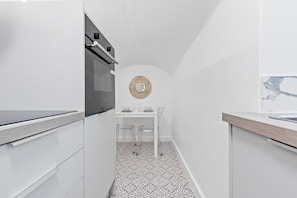Fridge, oven, coffee/tea maker, electric kettle