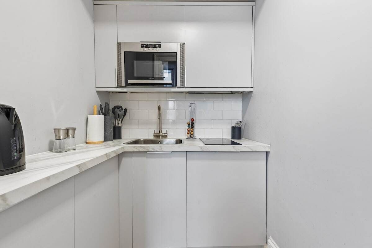 冷蔵庫、電子レンジ、オーブン、コンロ