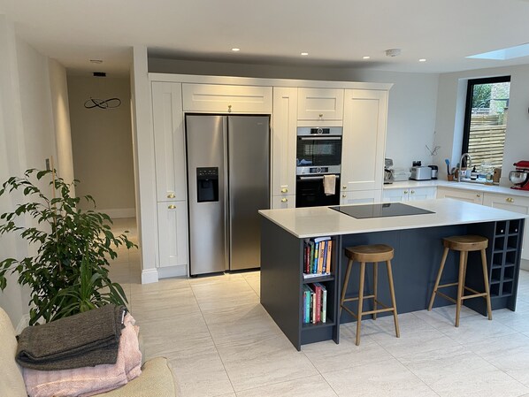 Geladeira, micro-ondas, fogão, cooktop