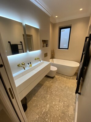 Chuveiro, toalhas de banho, sabonete, shampoo