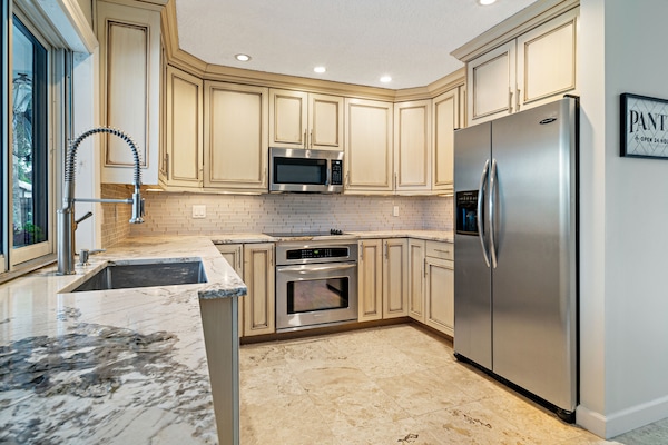 Frigorifero, microonde, forno, piano cottura