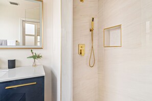 Dusche, Haartrockner, Handtücher, Seife