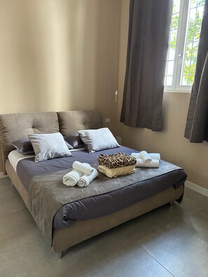 1 habitación, tabla de planchar con plancha y cuna de viaje 
