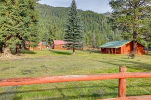 Property grounds - Montana Cabin: Day Trip to Glacier Nat’l Park! (DeBorgia)