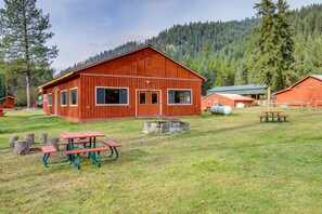 Exterior - Montana Cabin: Day Trip to Glacier Nat’l Park! (DeBorgia)