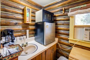 Fridge, microwave, coffee/tea maker, cookware/dishes/utensils - Black Diamond Guest Ranch Cabin w/ Lodge Access! (DeBorgia)