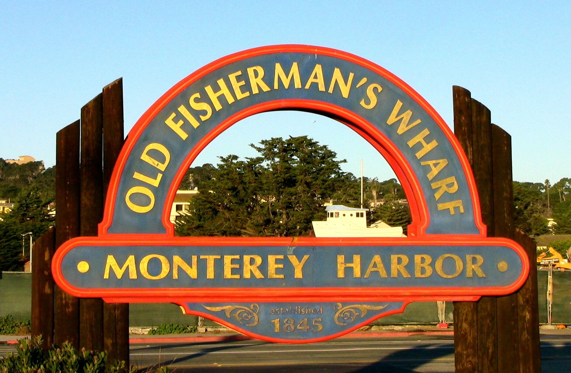 Schild mit der Aufschrift 'Old Fisherman's Wharf' und 'Monterey Harbor', gegründet 1845.